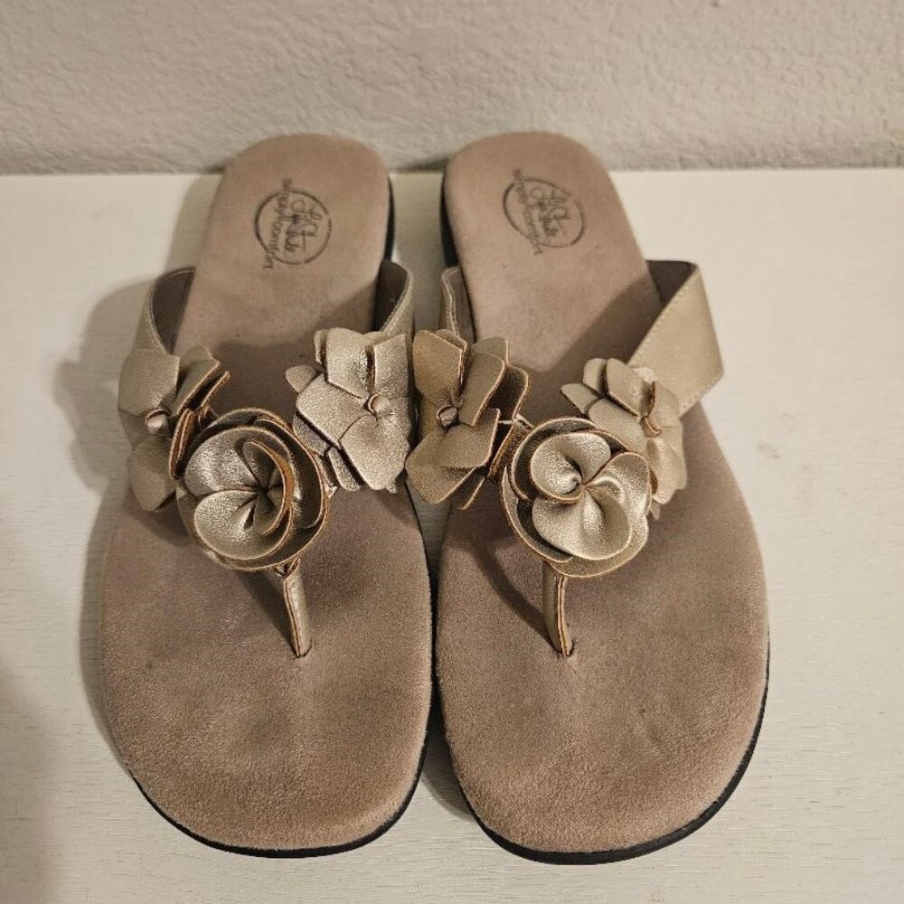 EUC Women's Life Stride Simply Comfort Floral Detail Thong Sandal, Gold,Size 10M